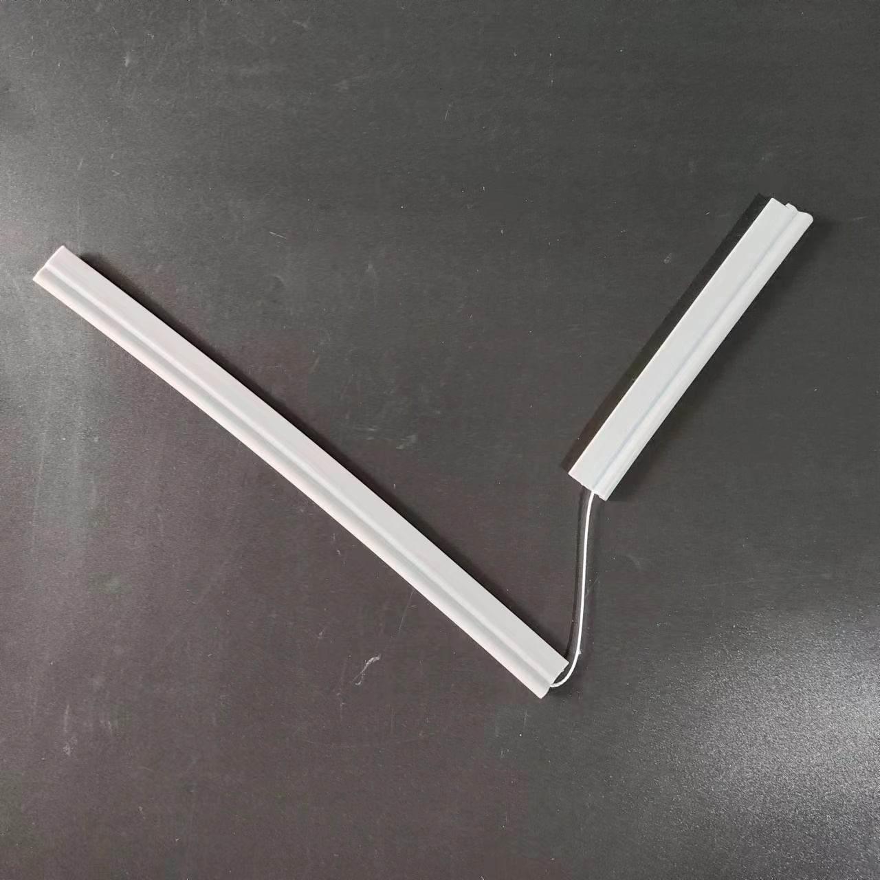 夾線硅膠密封條：優(yōu)異性能助力工業(yè)設(shè)備密封升級