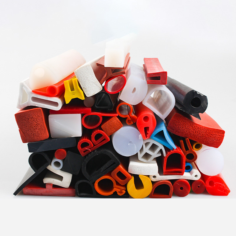 嶸牌高抗撕硅膠條：以超5年密封壽命，為戶外設(shè)備構(gòu)筑防漏長城